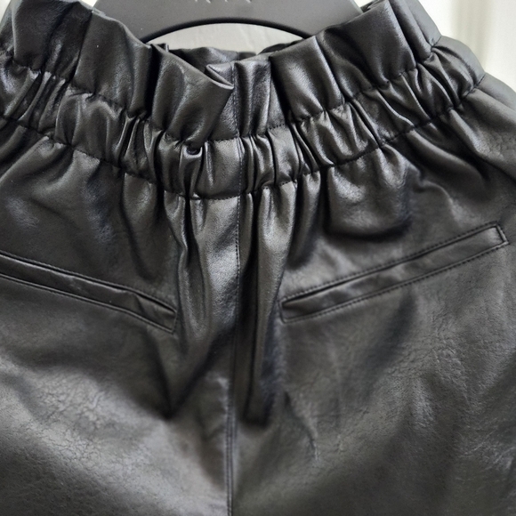 Women’s High Waisted Wide Leg Black Faux Leather Shorts Pockets Size X-SMALL - Picture 6 of 9